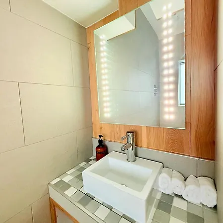 Beautiful Quirky With Spectacular Views *