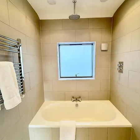 Beautiful Quirky With Spectacular Views *