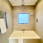Beautiful Quirky With Spectacular Views *