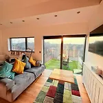 Beautiful Quirky With Spectacular Views *